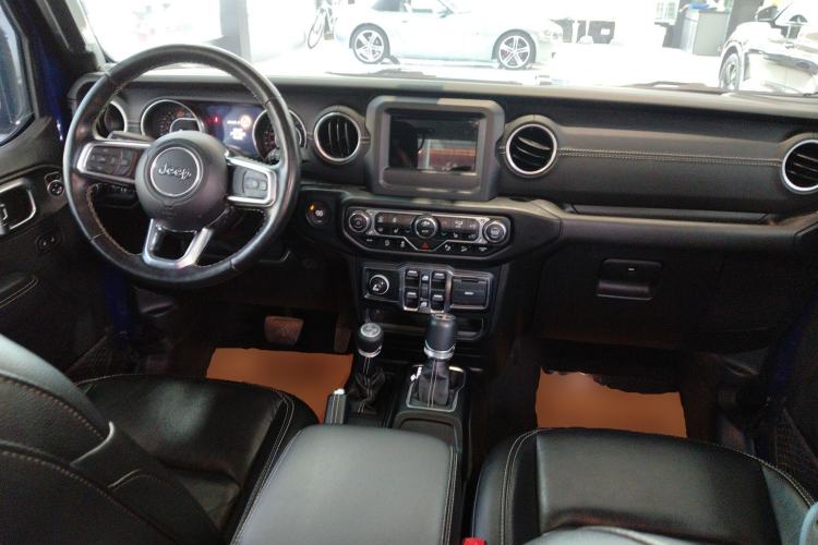 Used Jeep Wrangler 2019 2.0T Sahara Four-Door Brilliant Top Version China VI Emission Standard Center Console