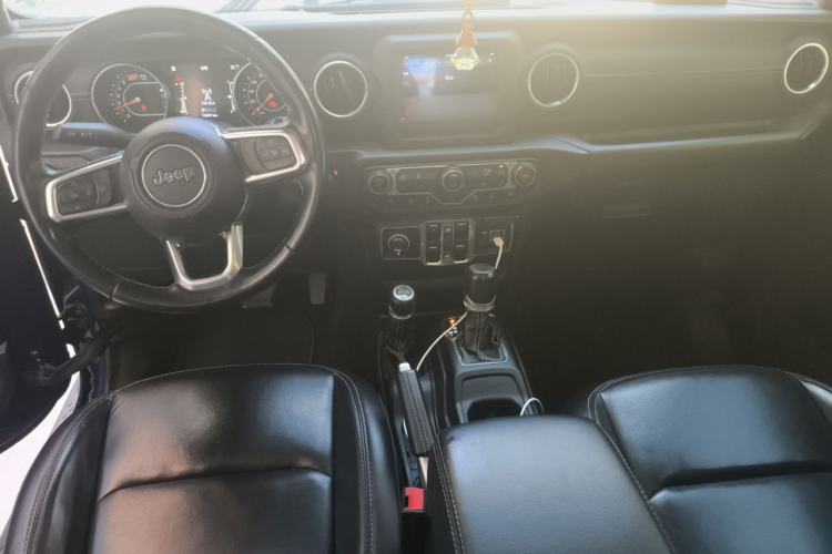 Used Jeep Wrangler 2019 2.0T Sahara Four-Door Version China VI Emission Standard Center Console