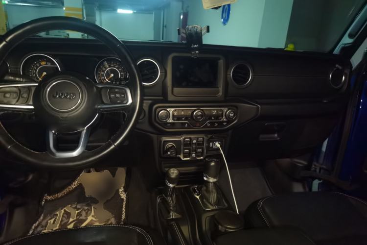 Used Jeep Wrangler 2019 2.0T Sahara Four-Door Version China VI Emission Standard Center Console