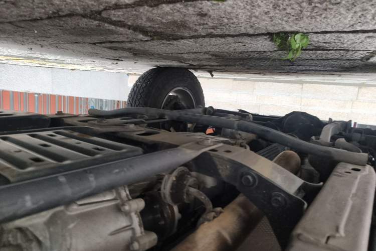 Used Jeep Wrangler 2019 2.0T Sahara Four-Door Version China VI Emission Standard Chassis Front Left