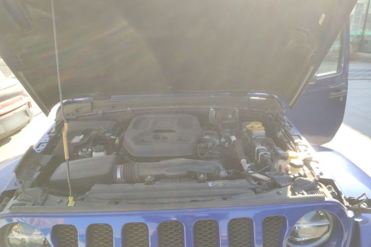 Used Jeep Wrangler 2019 2.0T Sahara Four-Door Version China VI Emission Standard Engine Bay