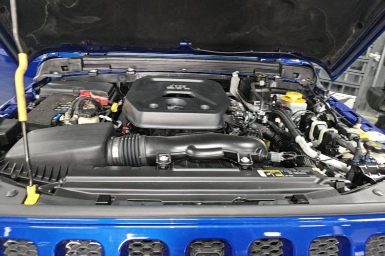 Used Jeep Wrangler 2019 2.0T Sahara Four-Door Version China VI Emission Standard Engine Bay