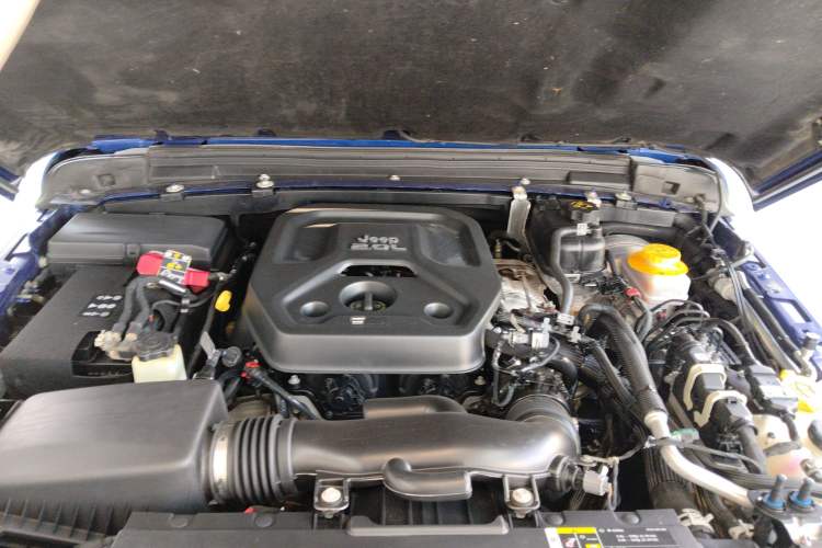 Used Jeep Wrangler 2019 2.0T Sahara Four-Door Brilliant Top Version China VI Emission Standard Engine Bay