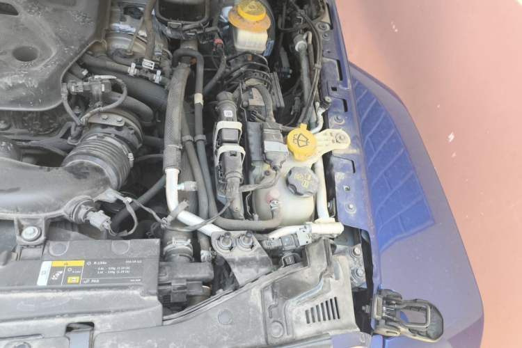 Used Jeep Wrangler 2019 2.0T Sahara Four-Door Version China VI Emission Standard Engine Bay Left