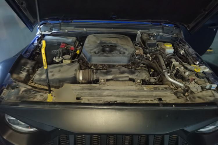 Used Jeep Wrangler 2019 2.0T Sahara Four-Door Version China VI Emission Standard Engine Bay