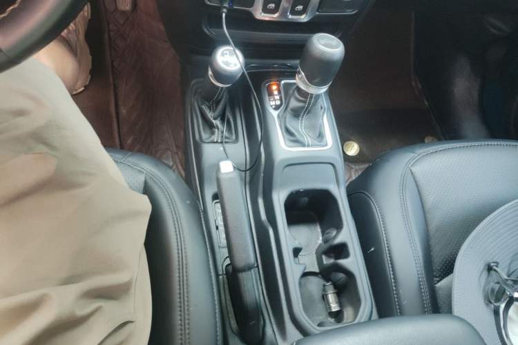 Used Jeep Wrangler 2019 2.0T Sahara Two-Door Version China V Emission Standard Gear Lever