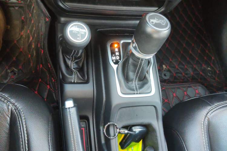 Used Jeep Wrangler 2019 2.0T Sahara Four-Door Version China VI Emission Standard Gear Lever