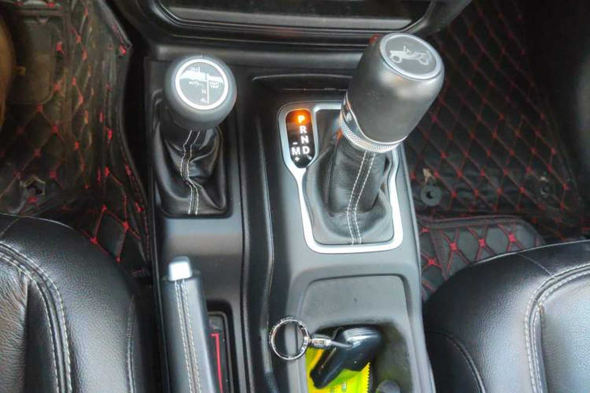 Used Jeep Wrangler 2019 2.0T Sahara Four-Door Version China VI Emission Standard Gear Lever