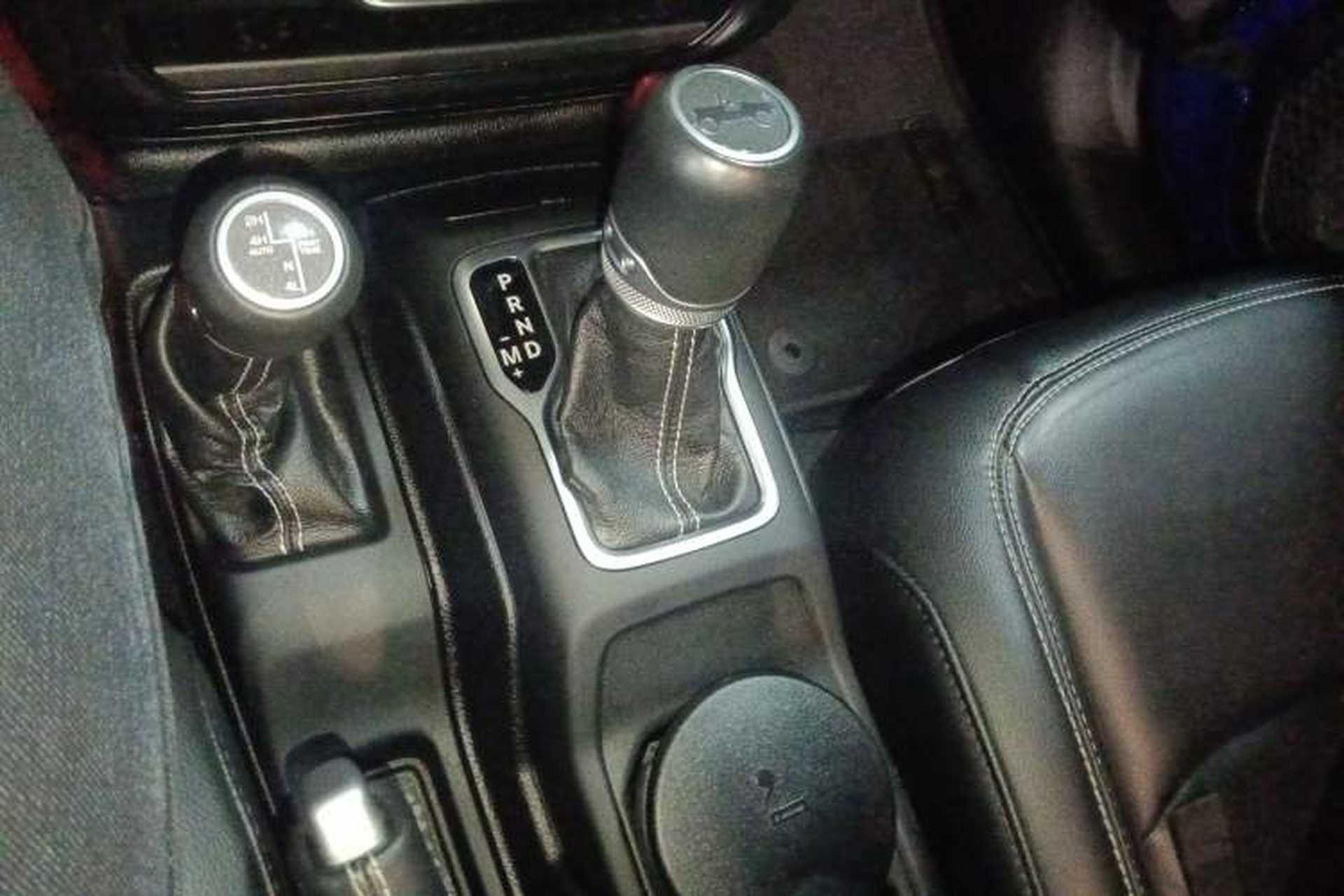 Used Jeep Wrangler 2019 2.0T Sahara Four-Door Version China VI Emission Standard Gear Lever