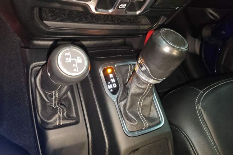 Used Jeep Wrangler 2019 2.0T Sahara Four-Door Version China VI Emission Standard Gear Lever