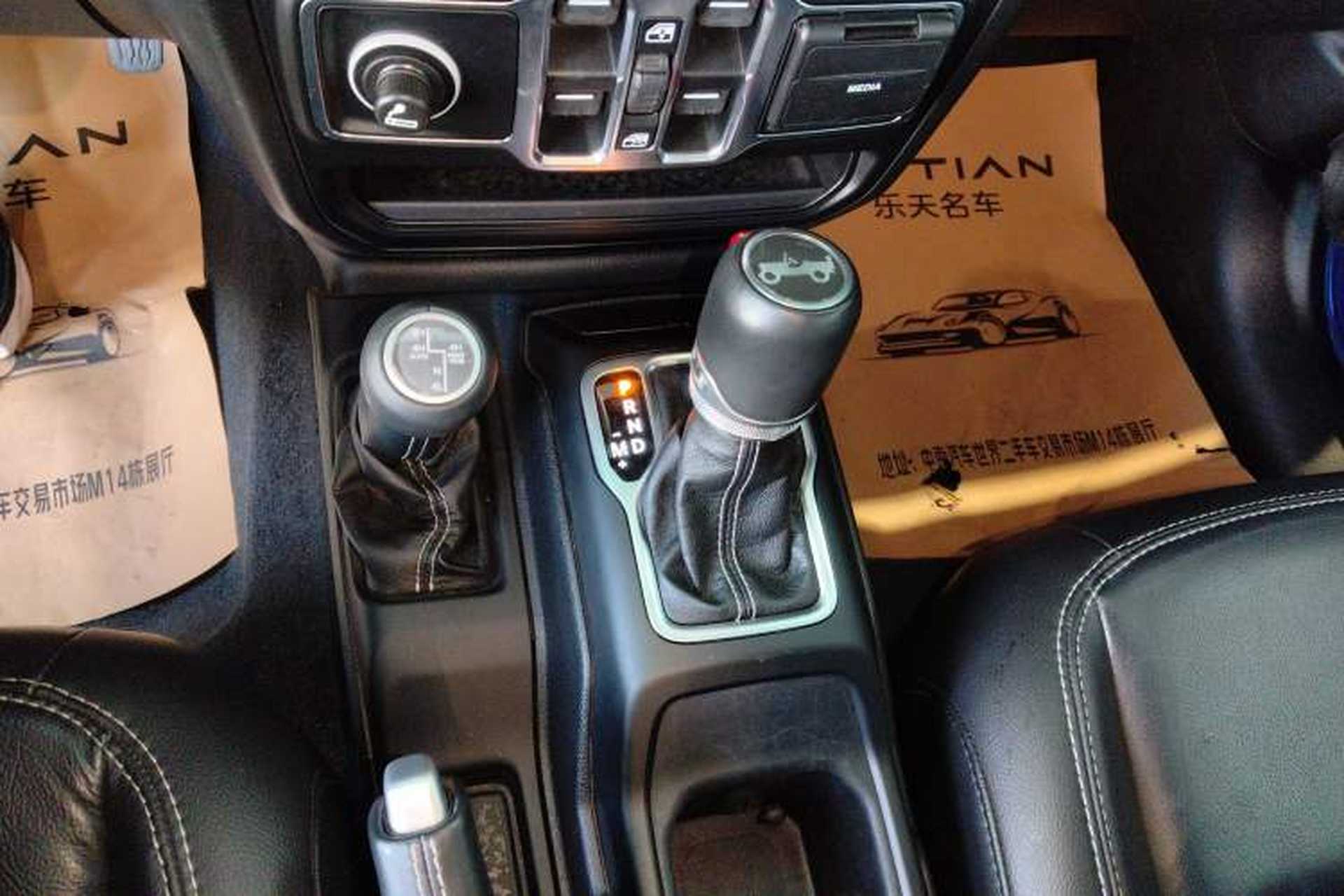 Used Jeep Wrangler 2019 2.0T Sahara Four-Door Brilliant Top Version China VI Emission Standard Gear Lever