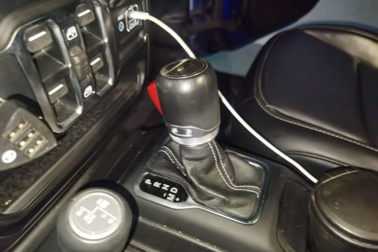 Used Jeep Wrangler 2019 2.0T Sahara Four-Door Version China VI Emission Standard Gear Lever