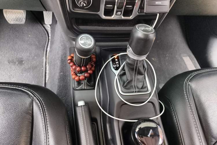 Used Jeep Wrangler 2019 2.0T Sahara Four-Door Version China VI Emission Standard Gear Lever