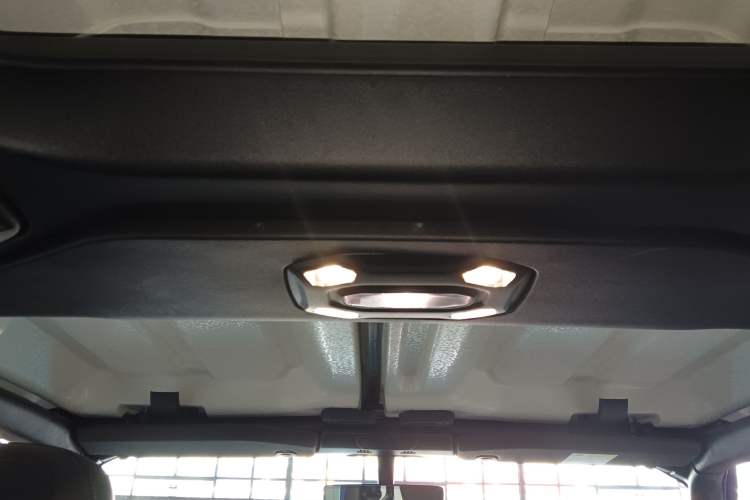 Used Jeep Wrangler 2019 2.0T Rubicon Four-Door Version China VI Emission Standard Headliner