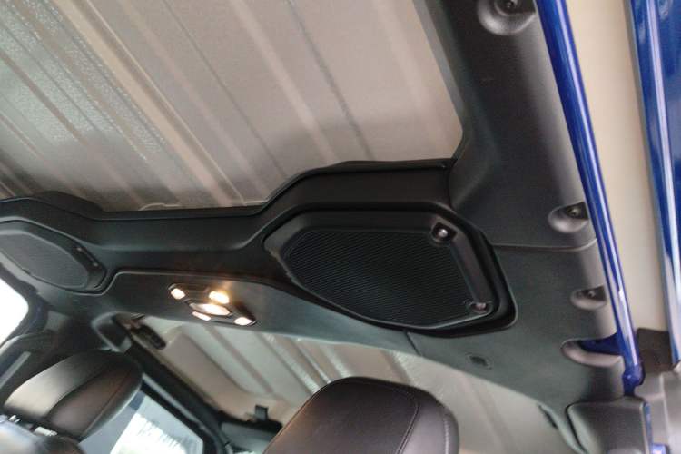 Used Jeep Wrangler 2019 2.0T Sahara Four-Door Brilliant Top Version China VI Emission Standard Headliner
