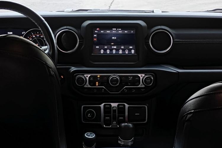 Used Jeep Wrangler 2019 2.0T Sahara Four-Door Brilliant Top Version China VI Emission Standard Interior 4