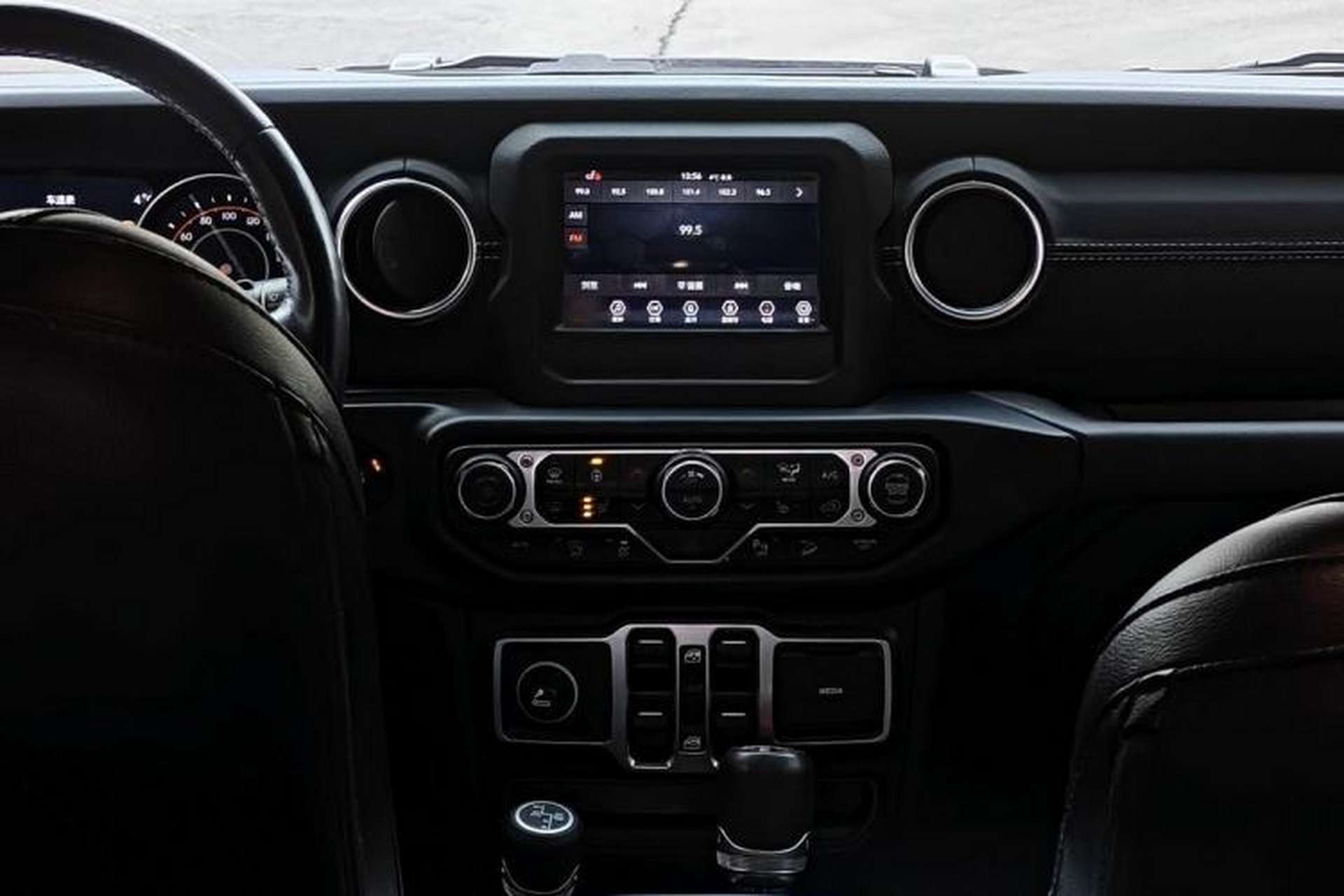 Used Jeep Wrangler 2019 2.0T Sahara Four-Door Brilliant Top Version China VI Emission Standard Interior 4