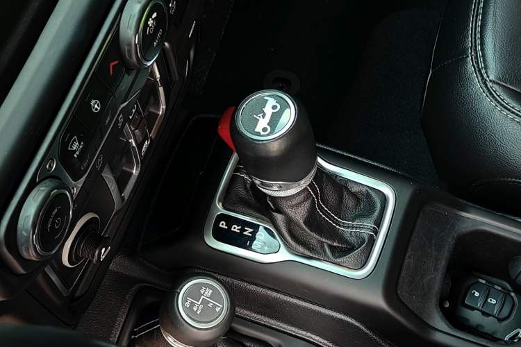 Used Jeep Wrangler 2019 2.0T Sahara Four-Door Brilliant Top Version China VI Emission Standard Interior 5