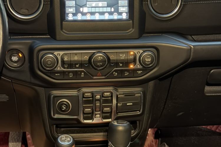 Used Jeep Wrangler 2019 2.0T Sahara Four-Door Version China VI Emission Standard Interior 8