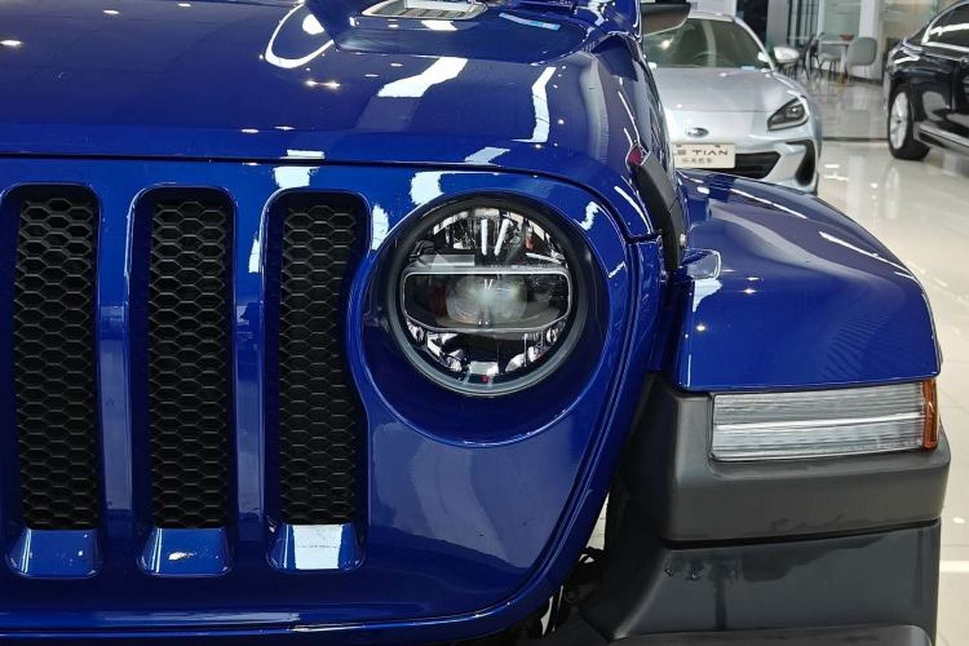 Used Jeep Wrangler 2019 2.0T Sahara Four-Door Brilliant Top Version China VI Emission Standard Left Front Headlight
