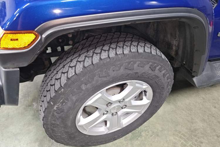 Used Jeep Wrangler 2019 2.0T Sahara Four-Door Version China VI Emission Standard Left Front Wheel Hub