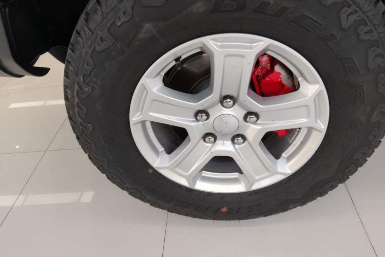 Used Jeep Wrangler 2019 2.0T Sahara Four-Door Brilliant Top Version China VI Emission Standard Left Front Wheel Hub