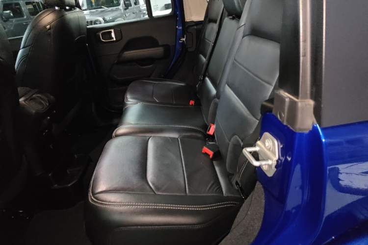 Used Jeep Wrangler 2019 2.0T Sahara Four-Door Version China VI Emission Standard Left Rear Seat