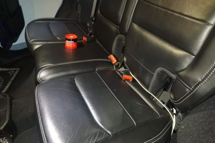 Used Jeep Wrangler 2019 2.0T Sahara Four-Door Version China VI Emission Standard Left Rear Seat