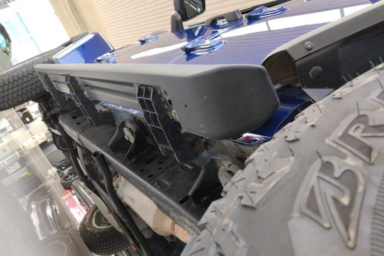 Used Jeep Wrangler 2019 2.0T Sahara Four-Door Brilliant Top Version China VI Emission Standard Left Side Sill