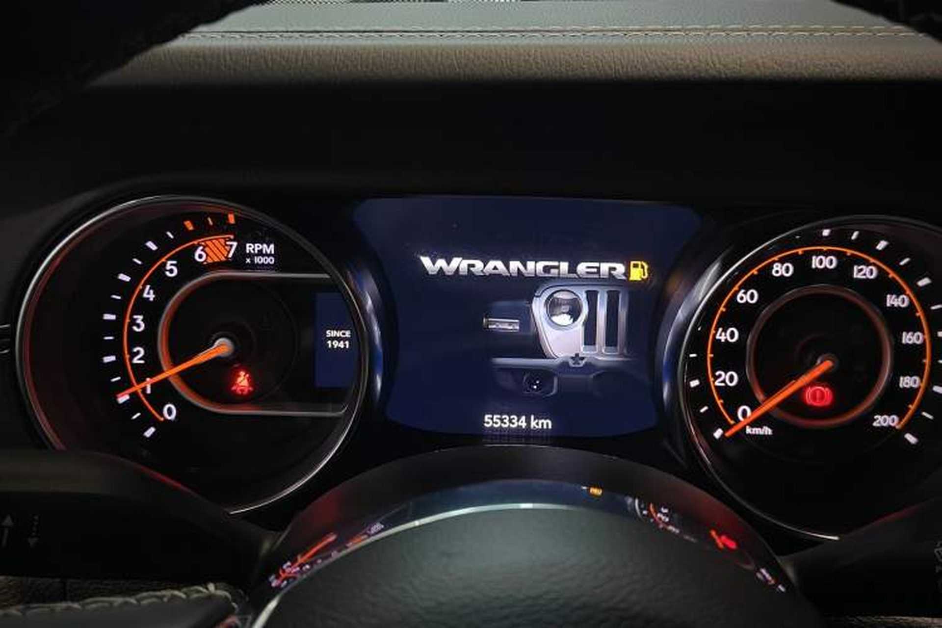 Used Jeep Wrangler 2019 2.0T Sahara Four-Door Brilliant Top Version China VI Emission Standard Odometer Close Up