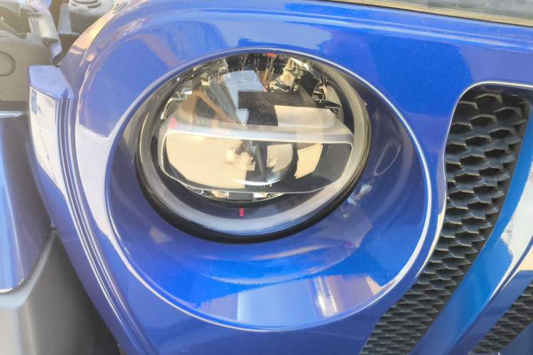 Used Jeep Wrangler 2019 2.0T Sahara Four-Door Version China VI Emission Standard Right Front Headlight