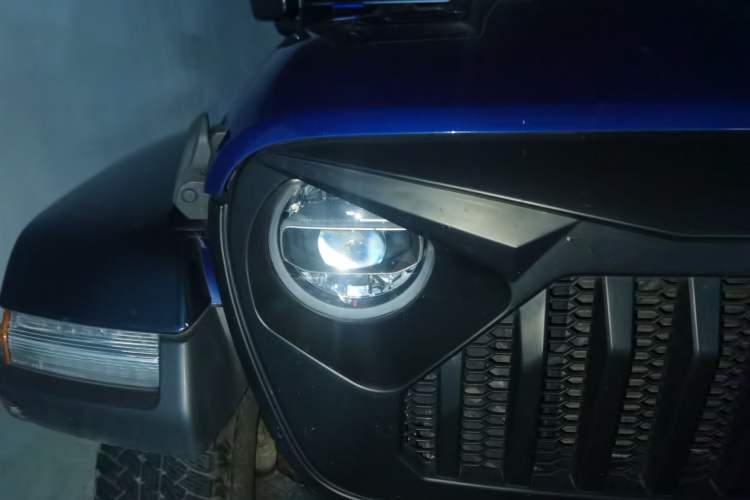 Used Jeep Wrangler 2019 2.0T Sahara Four-Door Version China VI Emission Standard Right Front Headlight