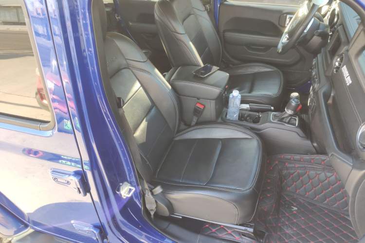 Used Jeep Wrangler 2019 2.0T Sahara Four-Door Version China VI Emission Standard Right Front Seat