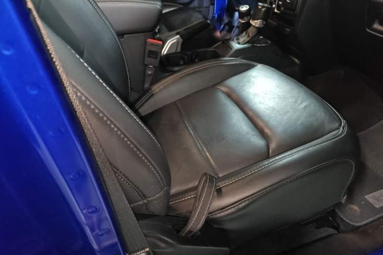 Used Jeep Wrangler 2019 2.0T Sahara Four-Door Version China VI Emission Standard Right Front Seat