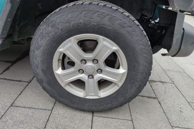 Used Jeep Wrangler 2019 2.0T Sahara 4-Door Version China V Standard Right Front Wheel Hub