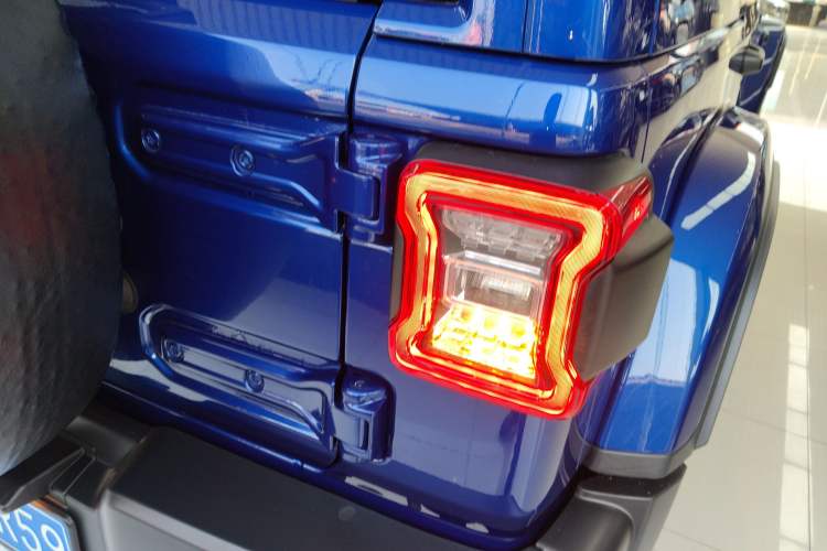 Used Jeep Wrangler 2019 2.0T Sahara Four-Door Brilliant Top Version China VI Emission Standard Right Rear Taillight