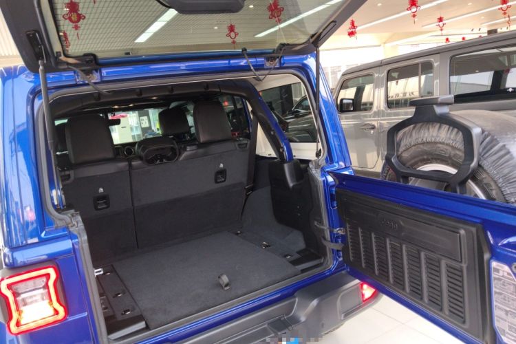 Used Jeep Wrangler 2019 2.0T Sahara Four-Door Brilliant Top Version China VI Emission Standard Trunk
