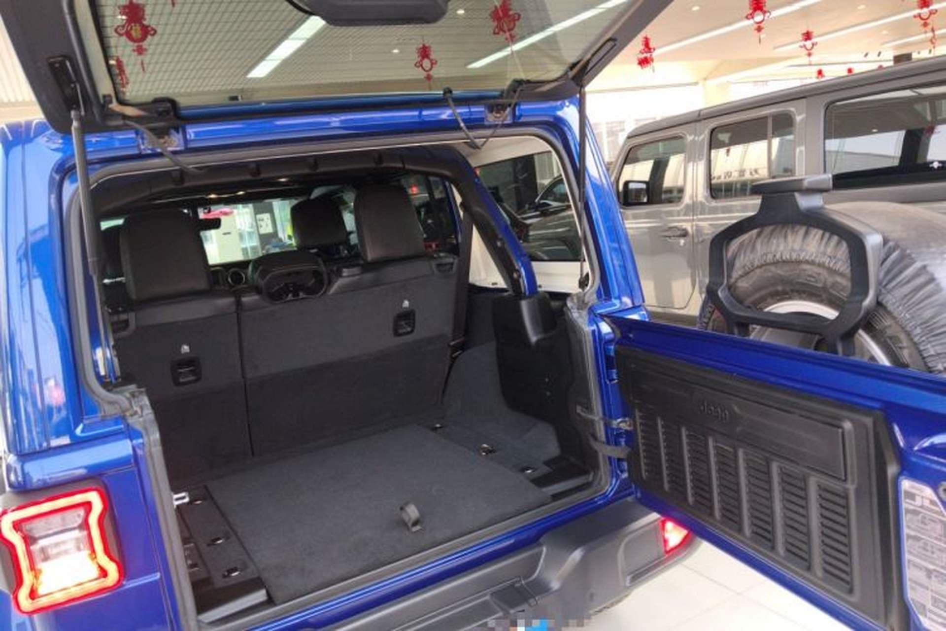 Used Jeep Wrangler 2019 2.0T Sahara Four-Door Brilliant Top Version China VI Emission Standard Trunk