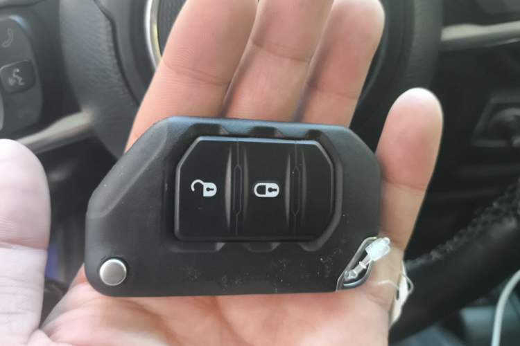 Used Jeep Wrangler 2019 2.0T Sahara Four-Door Version China VI Emission Standard Vehicle Key