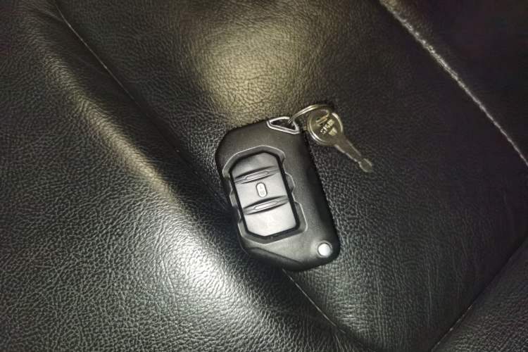 Used Jeep Wrangler 2019 2.0T Sahara Four-Door Version China VI Emission Standard Vehicle Key
