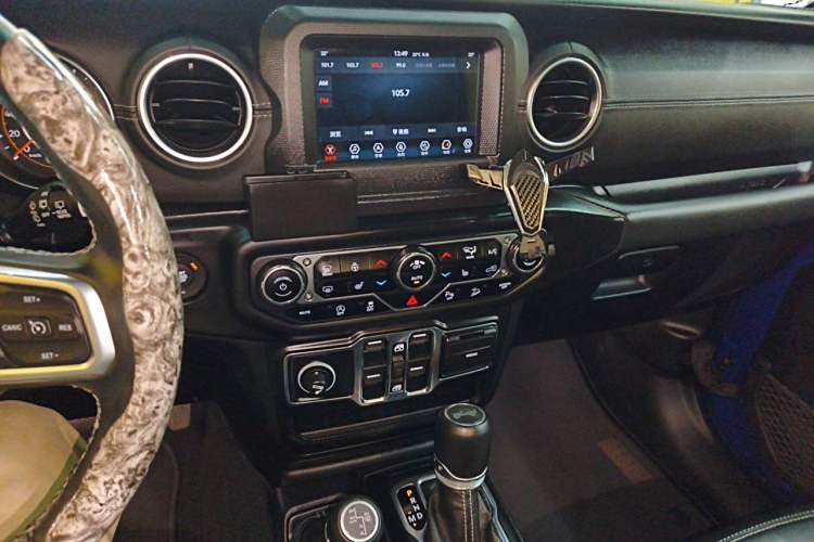 Used Jeep Wrangler 2019 2.0T Sahara Four-Door Version China VI Emission Standard Audio And AC Panel