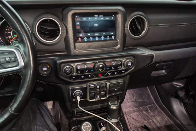 Used Jeep Wrangler 2019 2.0T Sahara Four-Door Version China VI Emission Standard Audio And AC Panel