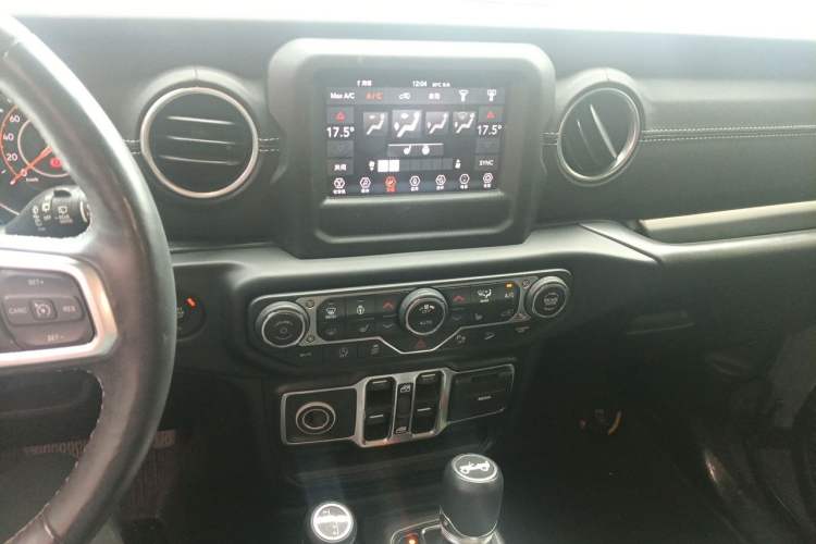 Used Jeep Wrangler 2019 2.0T Sahara Four-Door Version China VI Emission Standard Audio And AC Panel