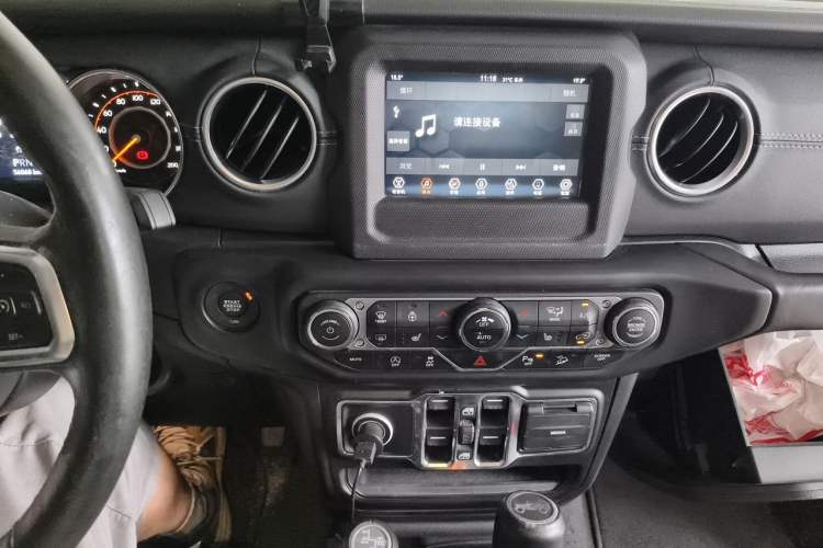 Used Jeep Wrangler 2019 2.0T Sahara Four-Door Version China VI Emission Standard Audio And AC Panel