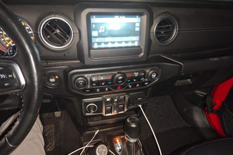 Used Jeep Wrangler 2019 2.0T Sahara Four-Door Version China VI Emission Standard Audio And AC Panel