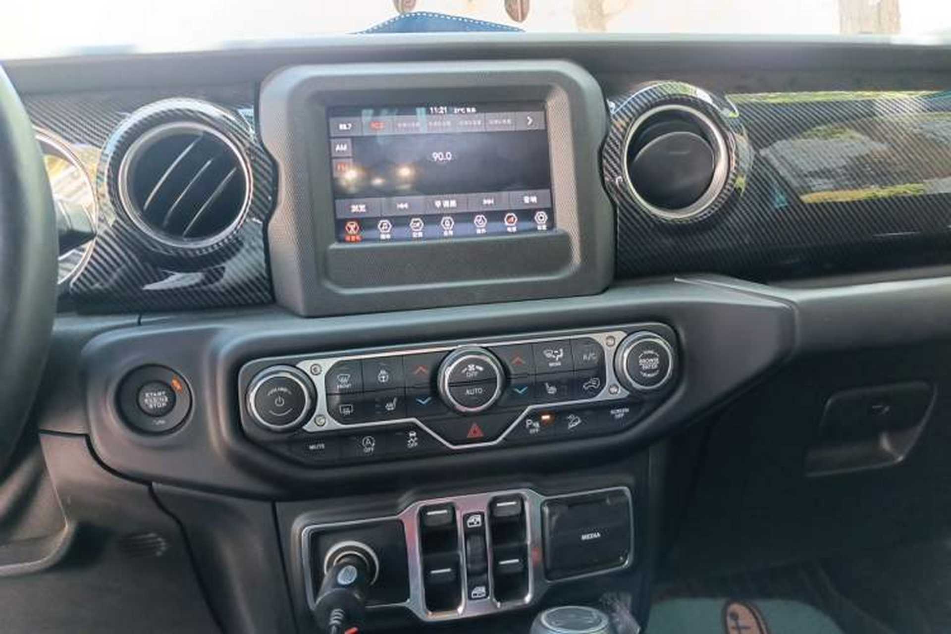 Used Jeep Wrangler 2019 2.0T Sahara Four-Door Electric Convertible China VI Emission Standard Audio And AC Panel