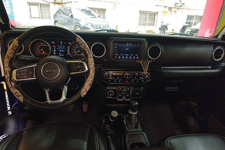 Used Jeep Wrangler 2019 2.0T Sahara Four-Door Version China VI Emission Standard Center Console