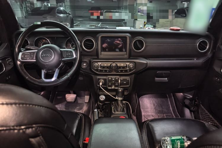 Used Jeep Wrangler 2019 2.0T Sahara Four-Door Version China VI Emission Standard Center Console