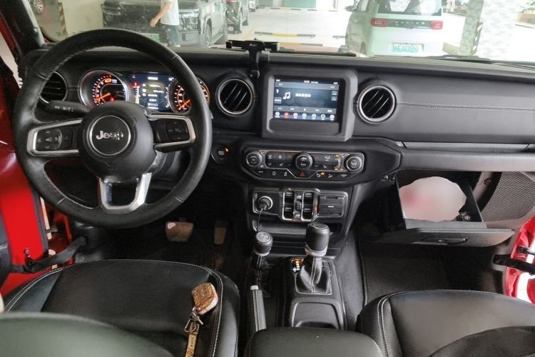 Used Jeep Wrangler 2019 2.0T Sahara Four-Door Version China VI Emission Standard Center Console