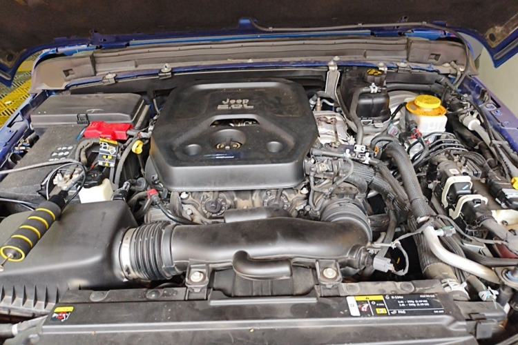 Used Jeep Wrangler 2019 2.0T Sahara Four-Door Version China VI Emission Standard Engine Bay